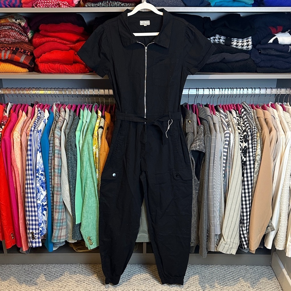 Tractr black short sleeve belted front zip closure jogger jumpsuit size 4 NWOT